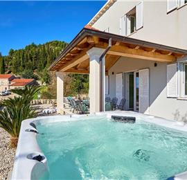 4 Bedroom Villa with Jacuzzi and Seaview in Orašac, Dubrovnik, Sleeps 9